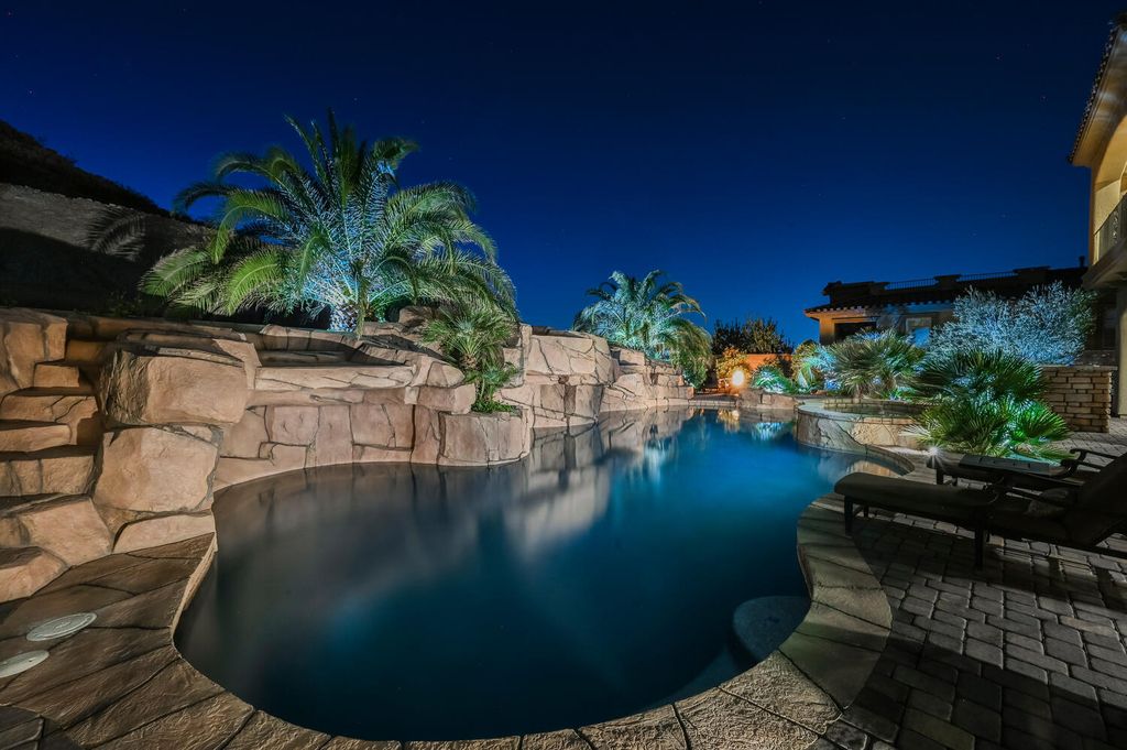 7 Eagle Knoll Court, Las Vegas, Nevada is truly a private resort located in the prestigious Southern Highlands Golf Club and closed to shopping, dining and has easy freeway access.