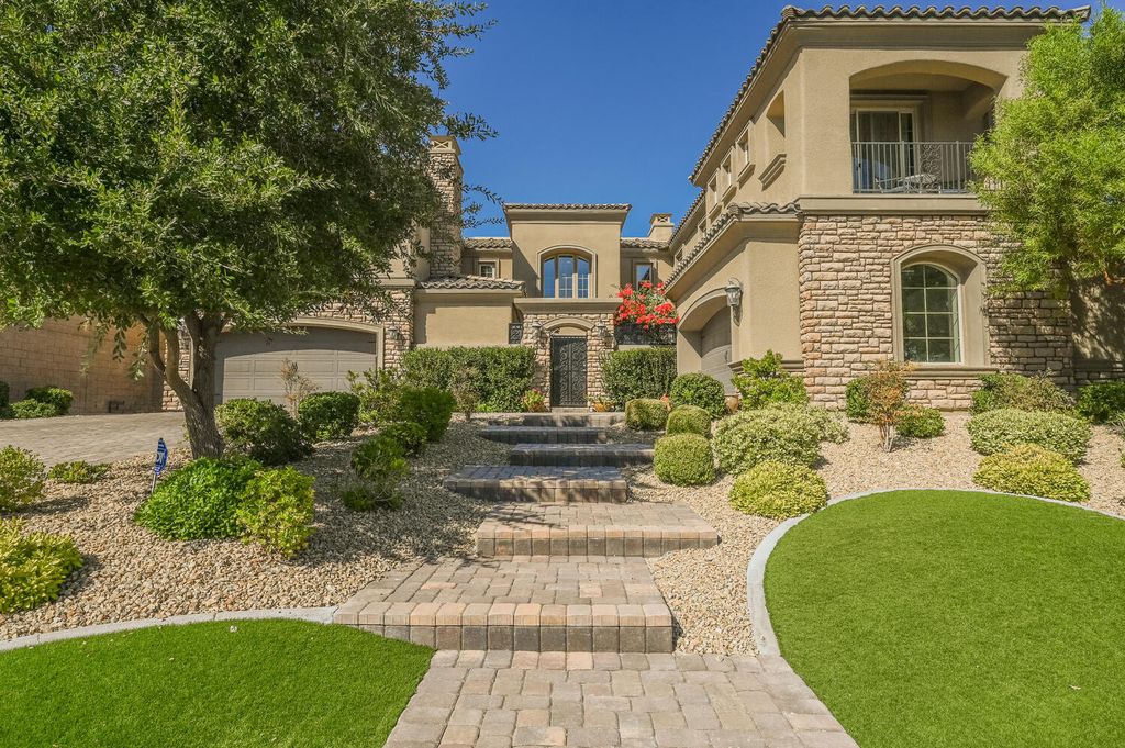 7 Eagle Knoll Court, Las Vegas, Nevada is truly a private resort located in the prestigious Southern Highlands Golf Club and closed to shopping, dining and has easy freeway access.