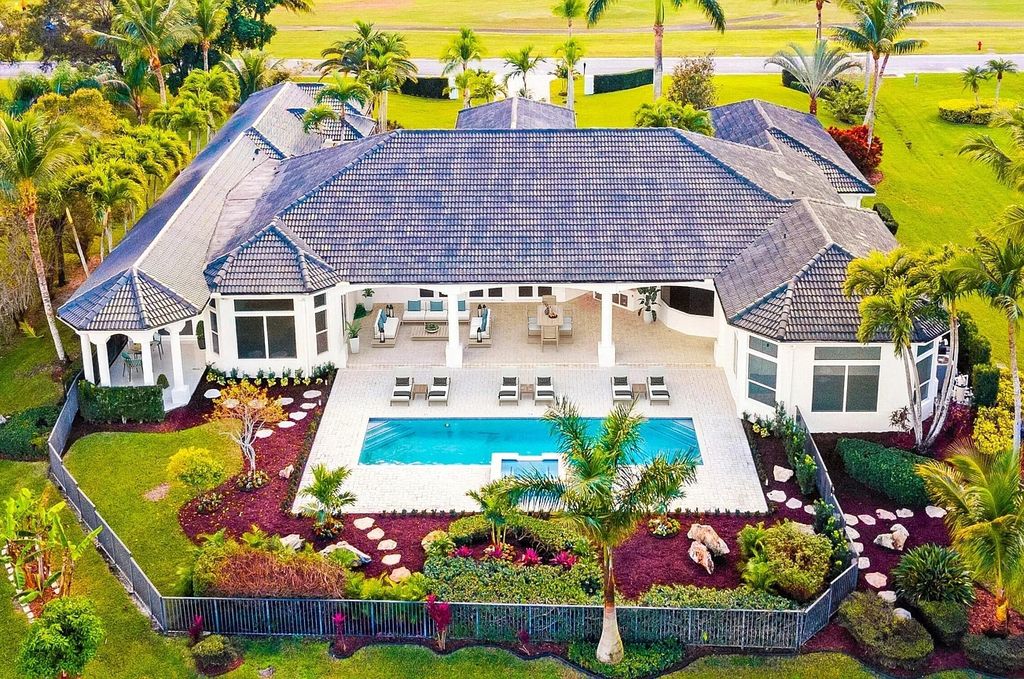 11795 Littlestone Court, Palm Beach Gardens, Florida is a stunning renovated one story house with golf views overlooking the PGA National Golf Course, filled with sunlight rooms, stylish welcoming spaces offering areas for intimate or grand-scale gatherings.