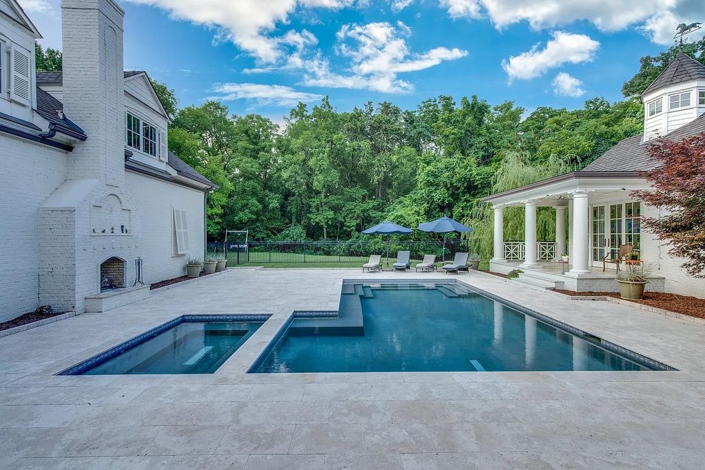 The Estate in Nashville is a luxurious home providing plenty of room for storage or expansion now available for sale. This home located at 1108 Overton Lea Rd, Nashville, TN 37220, Tennessee; offering 04 bedrooms and 08 bathrooms with 7,209 square feet of living spaces. 