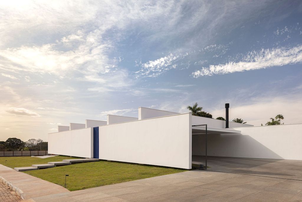 Galeria House with Impressive white facade in Brazil by BLOCO Arquitetos