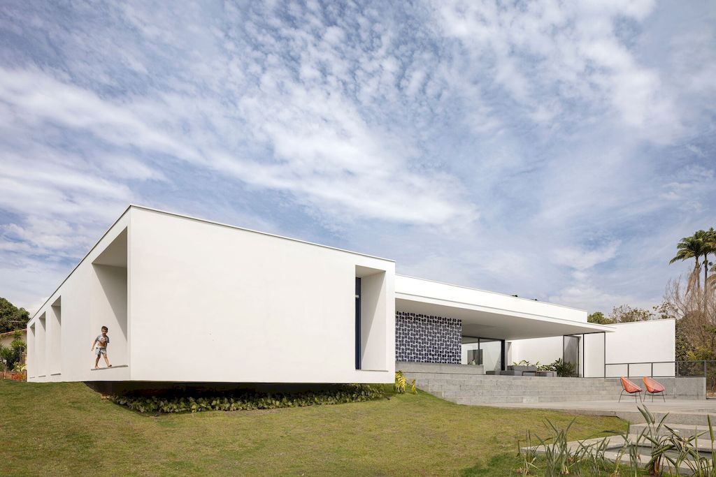 Galeria House with Impressive white facade in Brazil by BLOCO Arquitetos