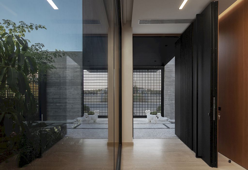 House 345 offers Introversion and privacy spaces by Constanti Architects