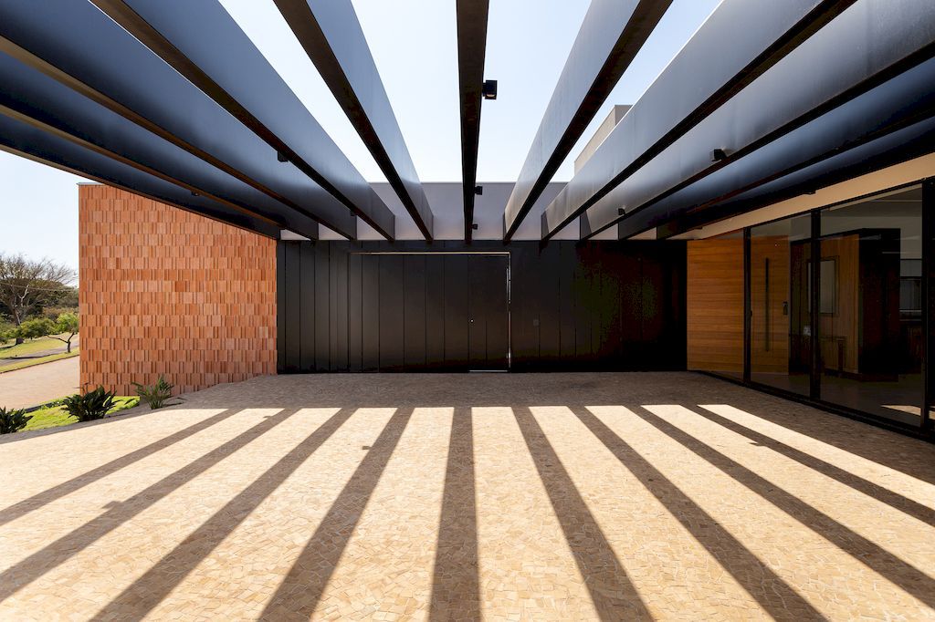 House MYO, with Open Plan by Raul Gobetti Arquiteto e Associados