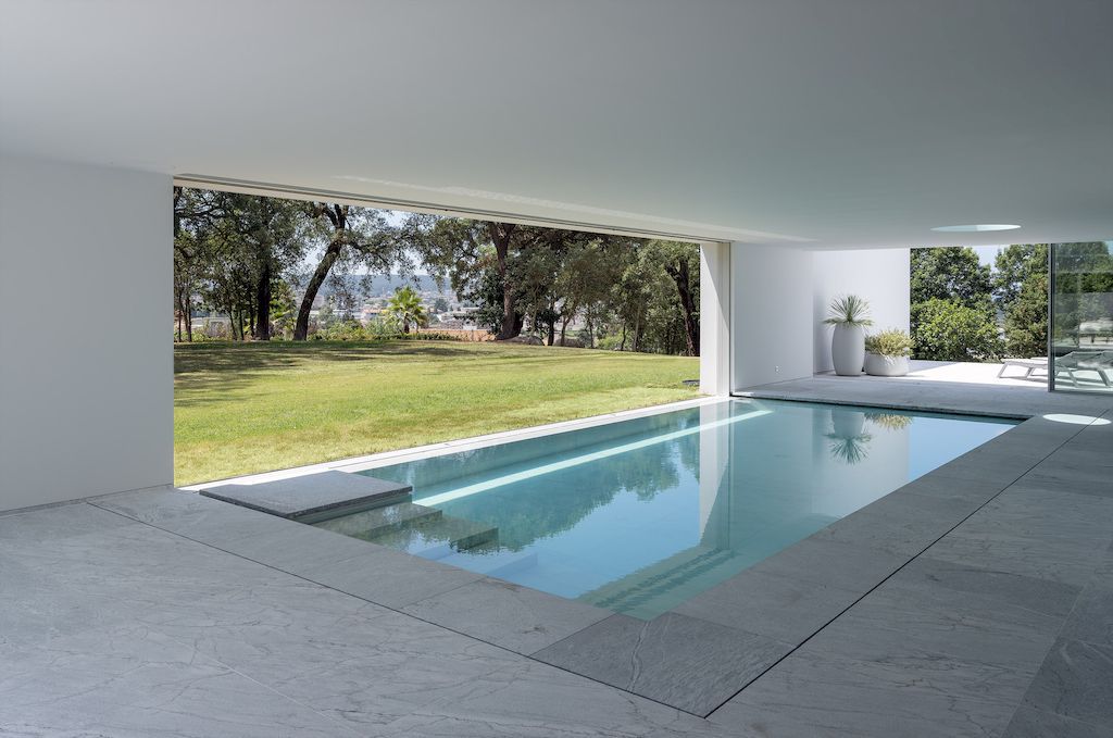 MTMG House, a Prominent White Block in Large Area by NOARQ