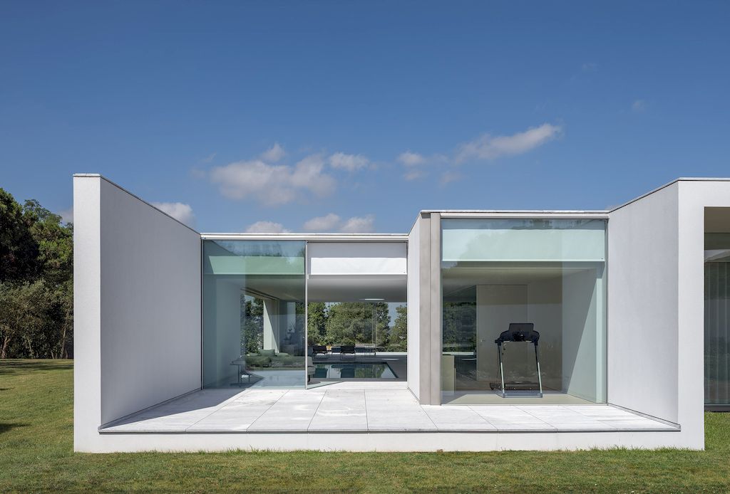 MTMG House, a Prominent White Block in Large Area by NOARQ