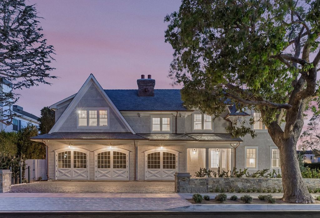 14830 Pampas Ricas Boulevard, Pacific Palisades, California is artfully designed and sophisticated estate flooded with an array of warmth and light through its thoughtfully executed floor plan displaying a masterful fusion of high-quality materials and unparalleled finishes.