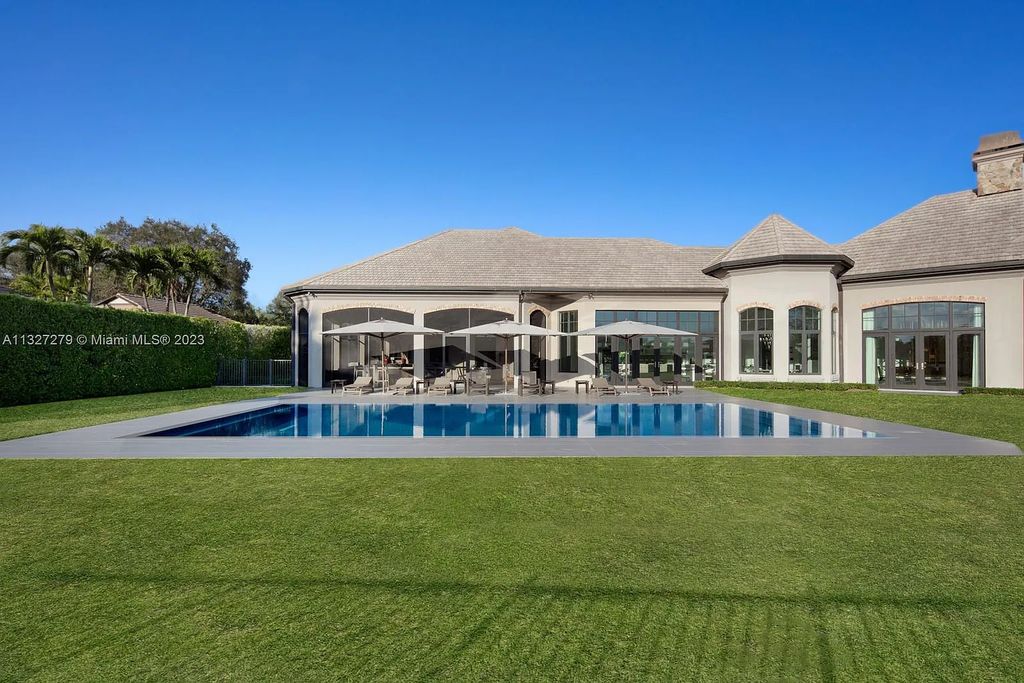 13001 Brynwood, Palm Beach Gardens, Florida is an exquisite estate on one of the largest lots in Old Marsh has a huge backyard with a vanishing edge pool overlooks the natural beauty of wetlands preserve, transporting you into total privacy and a tropical oasis.