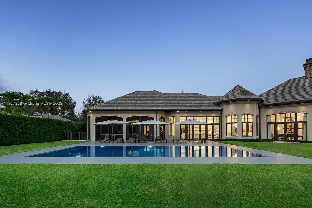 13001 Brynwood, Palm Beach Gardens, Florida is an exquisite estate on one of the largest lots in Old Marsh has a huge backyard with a vanishing edge pool overlooks the natural beauty of wetlands preserve, transporting you into total privacy and a tropical oasis.