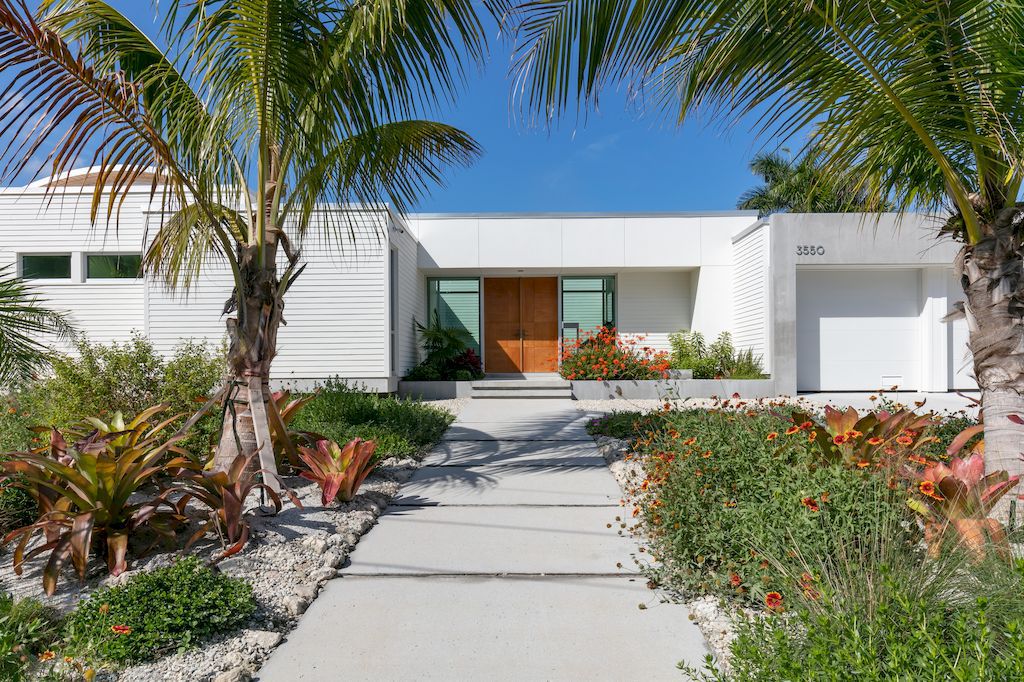 Schechter House with Outdoor Connection in Florida by Seibert Architects