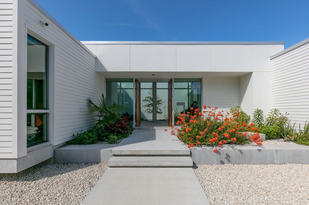 Schechter House with Outdoor Connection in Florida by Seibert Architects