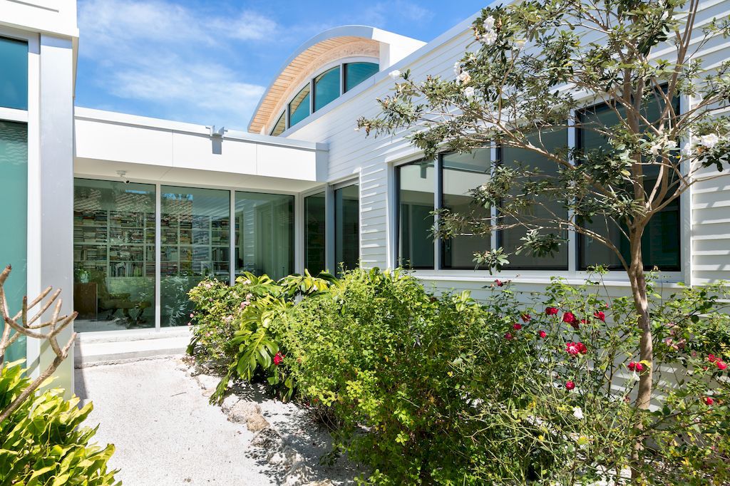 Schechter House with Outdoor Connection in Florida by Seibert Architects