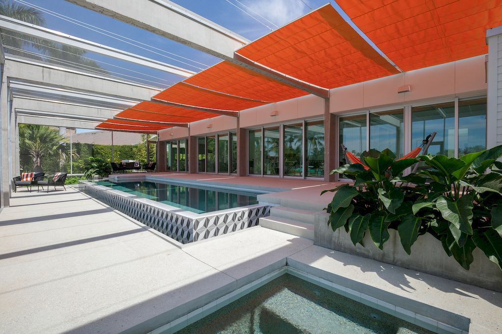 Schechter House with Outdoor Connection in Florida by Seibert Architects