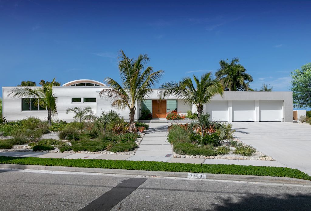 Schechter House with Outdoor Connection in Florida by Seibert Architects