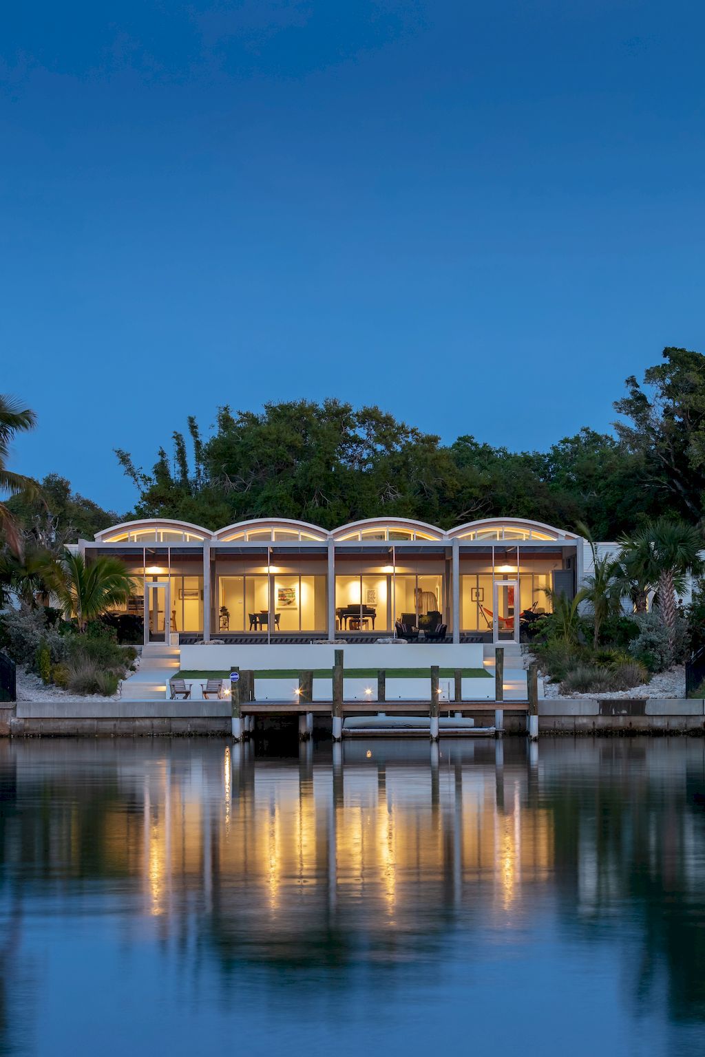 Schechter House with Outdoor Connection in Florida by Seibert Architects