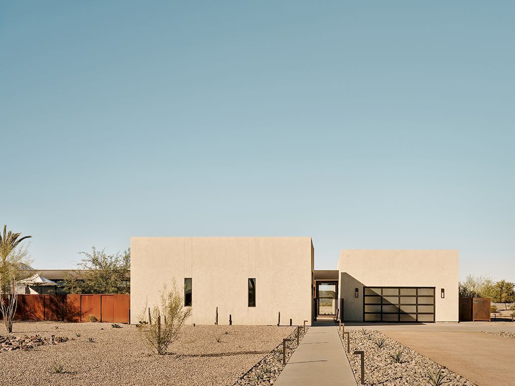 Ski Ranch House Adapts Desert yet Modern in Arizona by The Ranch Mine