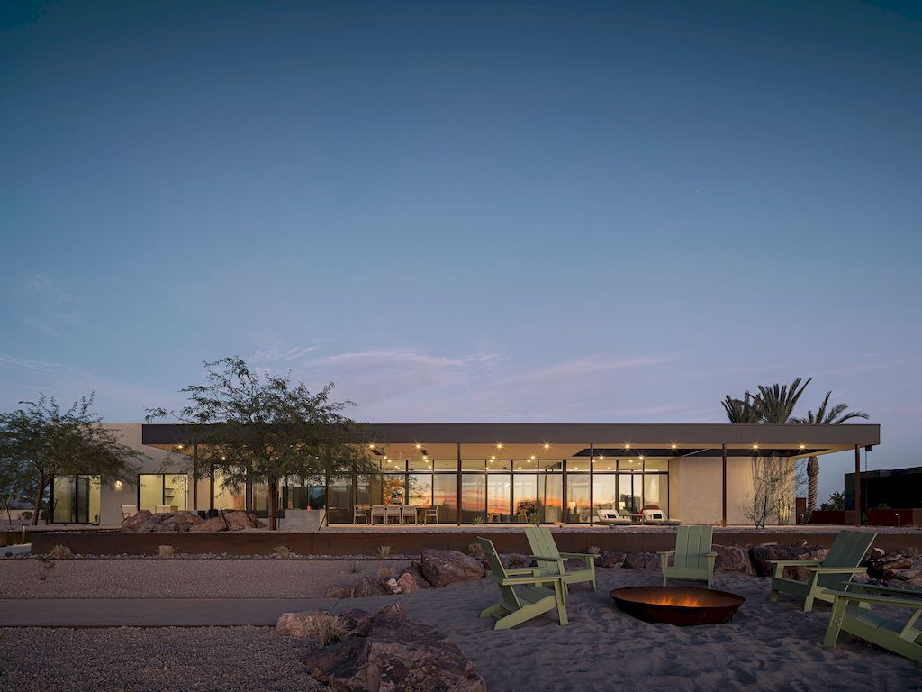 Ski Ranch House Adapts Desert yet Modern in Arizona by The Ranch Mine