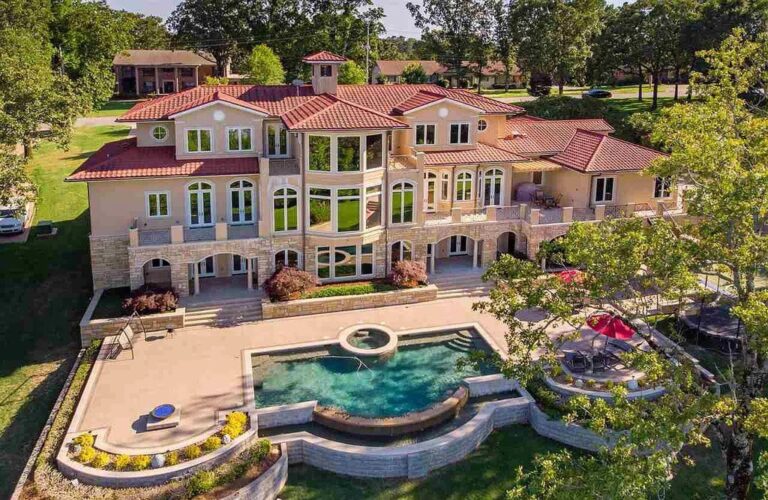 Spectacular Home for The Ultimate in Family Living and Entertaining in