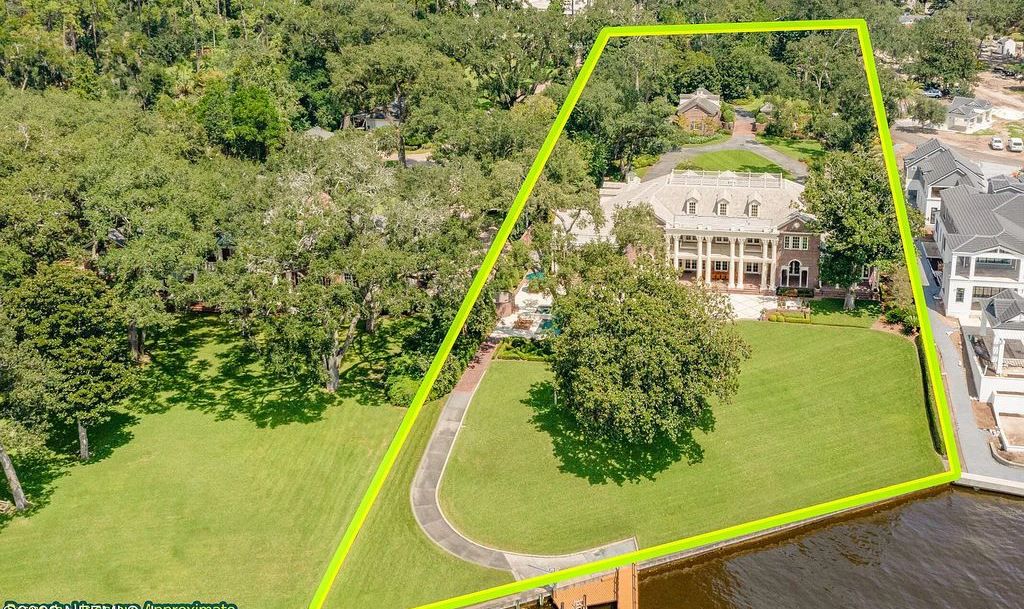 6222&6232 San Jose Boulevard W, Jacksonville, Florida, is the most gorgeous 3 story all brick riverfront estate home. It is rare to find a home on market with more than 3 acres situated on a high bluff lot spanning 190' of St Johns River frontage.