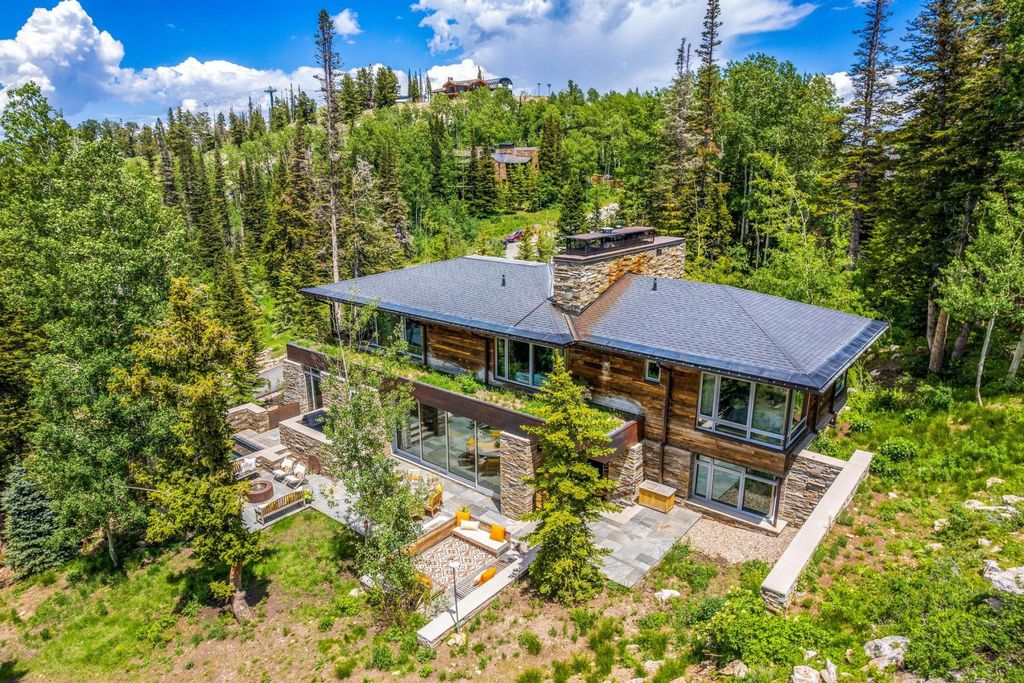 7 Ruby Hollow, Park City, Utah is a stunning alpine retreat situated along the remarkable ridgeline view of Flagstaff Mountain, it was designed as a supremely private and preeminent skiing destination.
