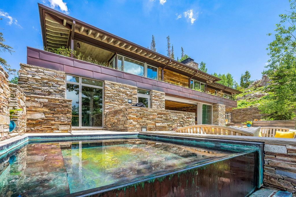 7 Ruby Hollow, Park City, Utah is a stunning alpine retreat situated along the remarkable ridgeline view of Flagstaff Mountain, it was designed as a supremely private and preeminent skiing destination.