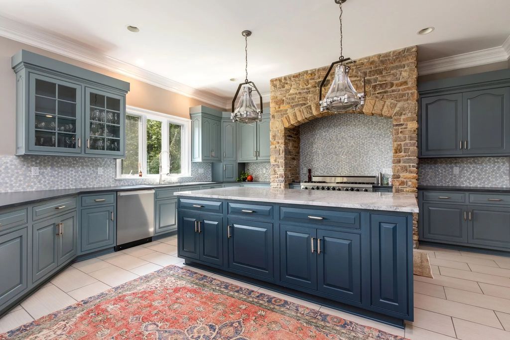 The Estate in New Hope is a luxurious home beautiful totally updated with impressive features now available for sale. This home located at 3 Great Hills Rd, New Hope, Pennsylvania; offering 06 bedrooms and 07 bathrooms with 6,364 square feet of living spaces. 