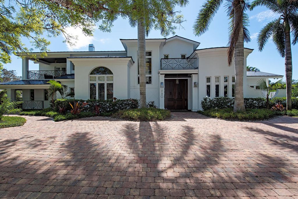 740 Coral Drive, Naples, Florida is a remastered residence in a picturesque location on an oversized lot right in the heart of Coquina Sands offering ideal proximity to all the best of what Naples has to offer including Old Naples, beaches, Venetian Village, Waterside shops, and the upcoming Four Seasons Resort.