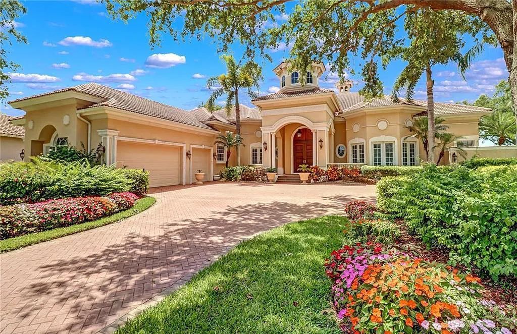 408 Terracina Way, Naples, Florida, is located in the Vineyards, one of North Naples most desired locations and a RARE find in this market. This beautiful estate home has the best golf course views from the oversized pavered pool deck and fantasic outdoor kitchen with so much space for entertaining.