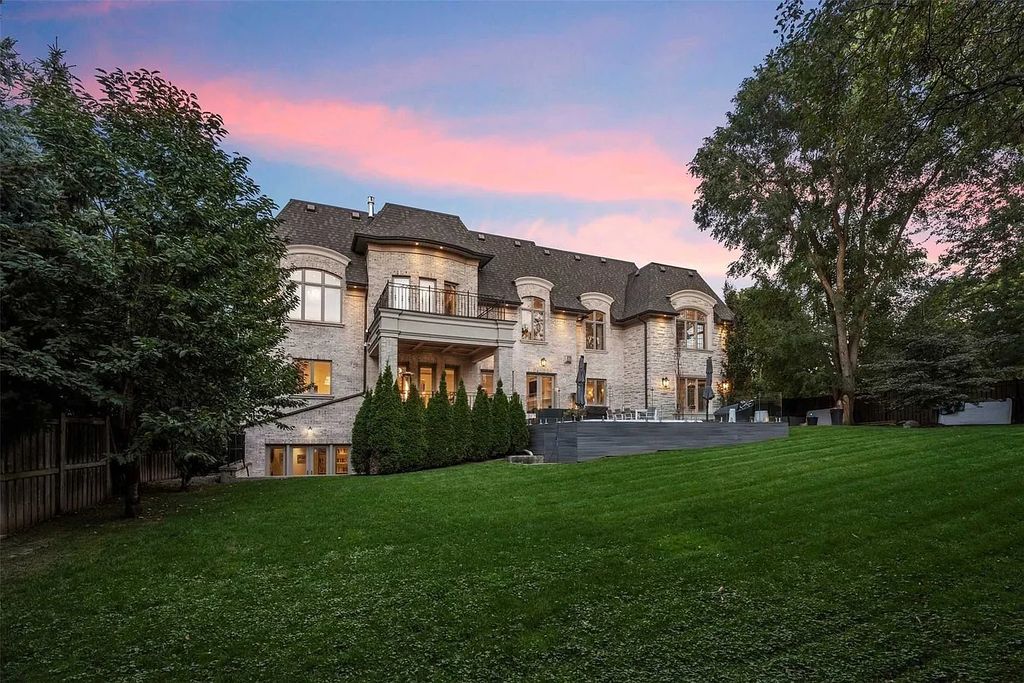 The Estate in Ontario is a luxurious home built with quality workmanship and superior materials now available for sale. This home located at 86 Thornridge Dr, Vaughan, Ontario, Canada; offering 06 bedrooms and 09 bathrooms with 9,000 square feet of land. 