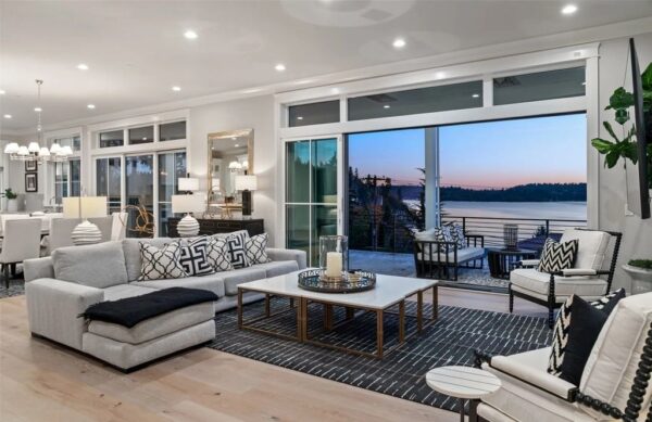 Thoughtfully Designed to Capture The Exquisite Lake, Mountain And City ...