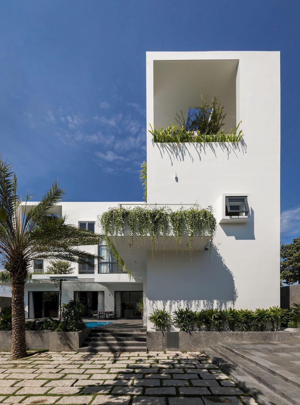 Villa Connect, nice L-shape with nature connection by Story Architecture