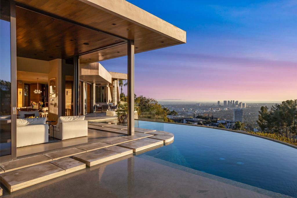1525 Blue Jay Way, Los Angeles, California is an exceptional blend of art and architecture, showcasing a unique expression of design and creativity that will leave you in awe. 