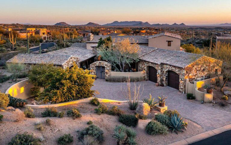 Asked For $3.995 Million, This Beautiful Stunning Home in Scottsdale Arizona Offers Valley Views With Year Round Sunsets And City Lights