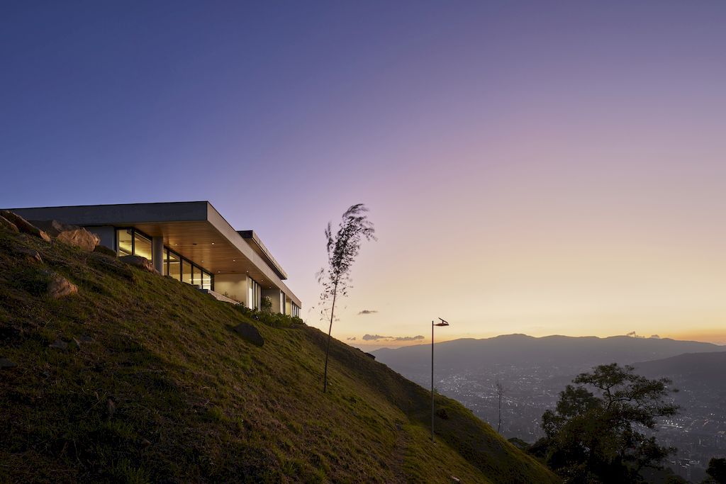 Balcony House to Enjoy Incredible Views of Nature by Bassico Arquitectos