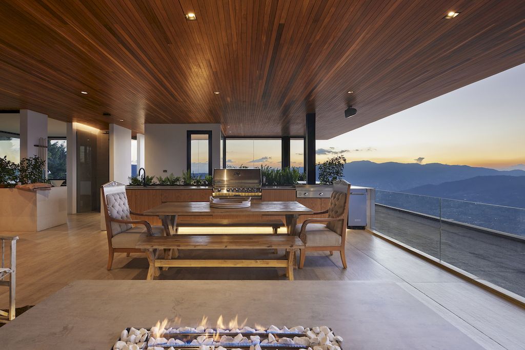 Balcony House to Enjoy Incredible Views of Nature by Bassico Arquitectos
