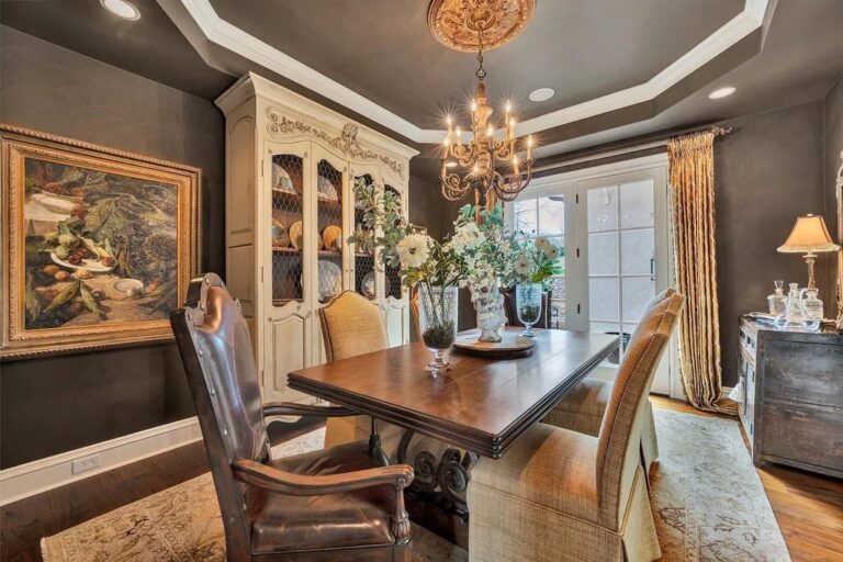 Commanding Breathtaking Views of the Lake and Mountain, this Exquisite