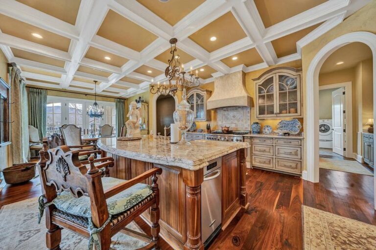 Commanding Breathtaking Views of the Lake and Mountain, this Exquisite