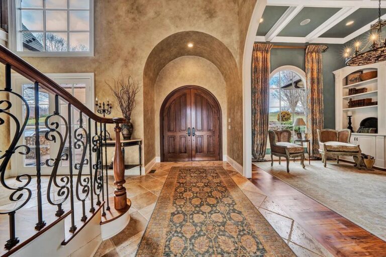 Commanding Breathtaking Views of the Lake and Mountain, this Exquisite