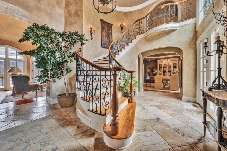 Commanding Breathtaking Views of the Lake and Mountain, this Exquisite