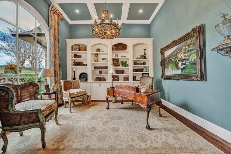 Commanding Breathtaking Views of the Lake and Mountain, this Exquisite