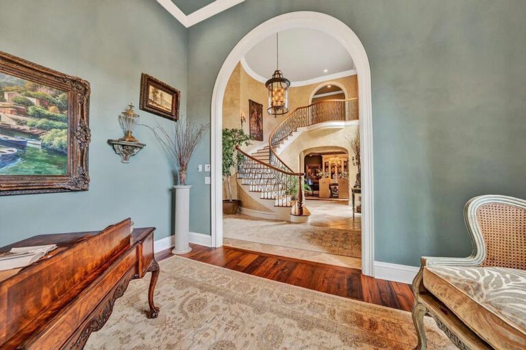 Commanding Breathtaking Views of the Lake and Mountain, this Exquisite