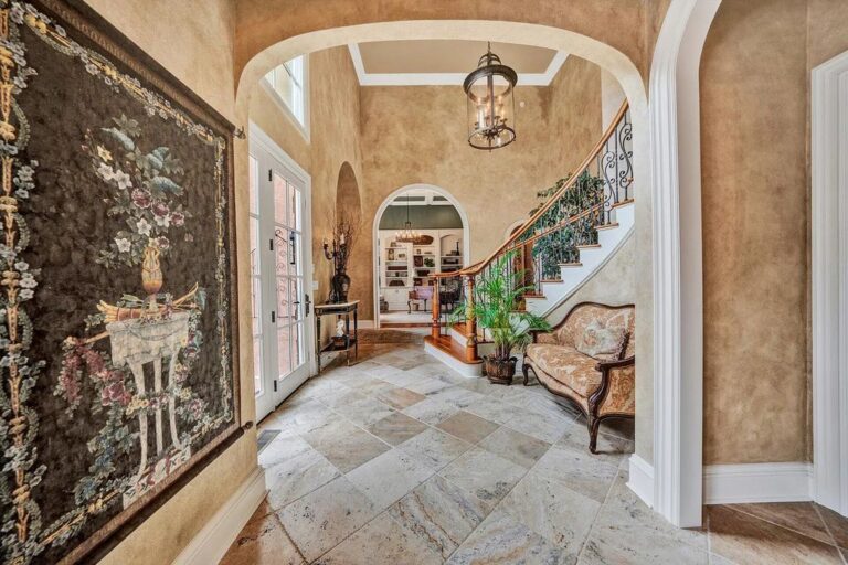 Commanding Breathtaking Views of the Lake and Mountain, this Exquisite