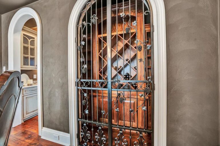 Commanding Breathtaking Views of the Lake and Mountain, this Exquisite