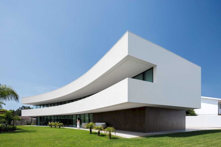 Casa 109, Peaceful Pure white block by FRARI – architecture network