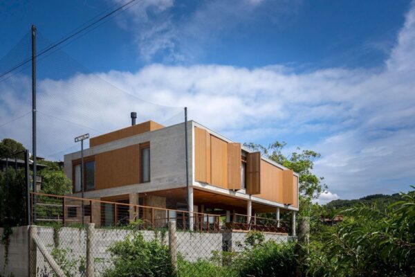 House CSS with Spectacular views of Silveira beach by Seferin Arquitetura