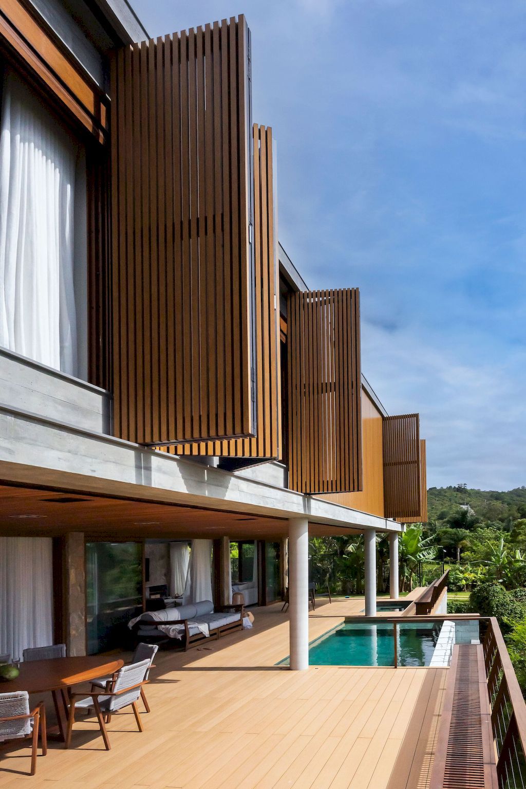House CSS with Spectacular views of Silveira beach by Seferin Arquitetura