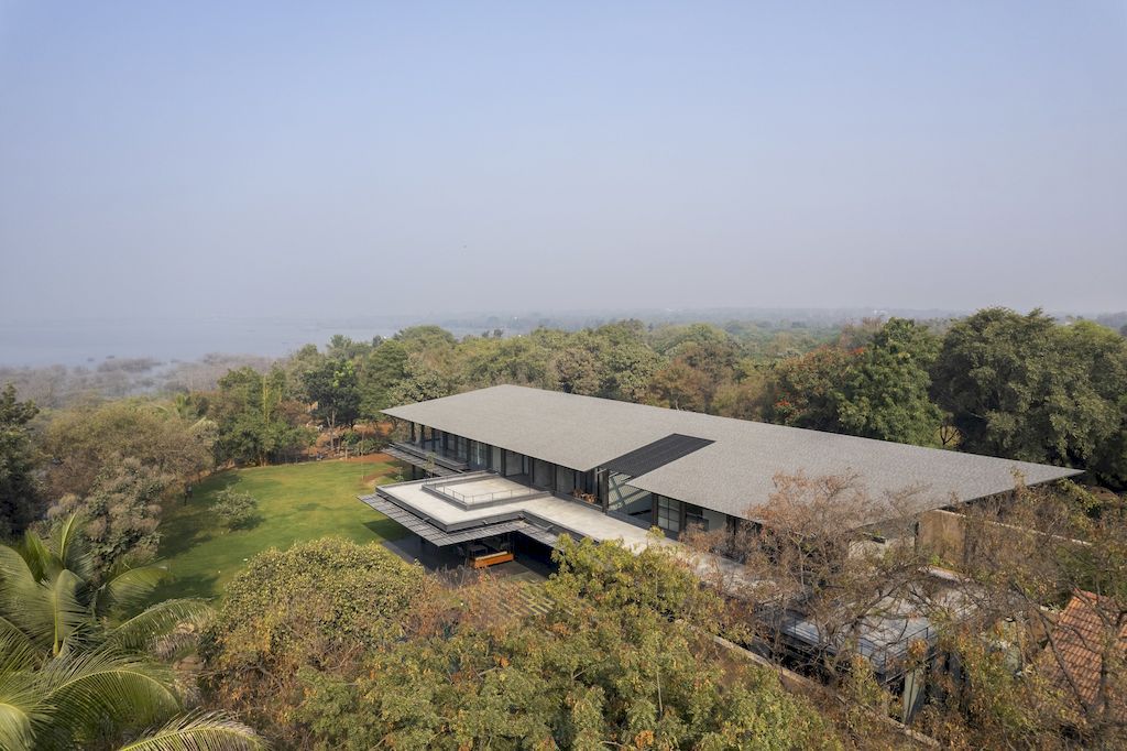 Lake Shore House on beautiful Lakeshore site by Spasm Design Architects