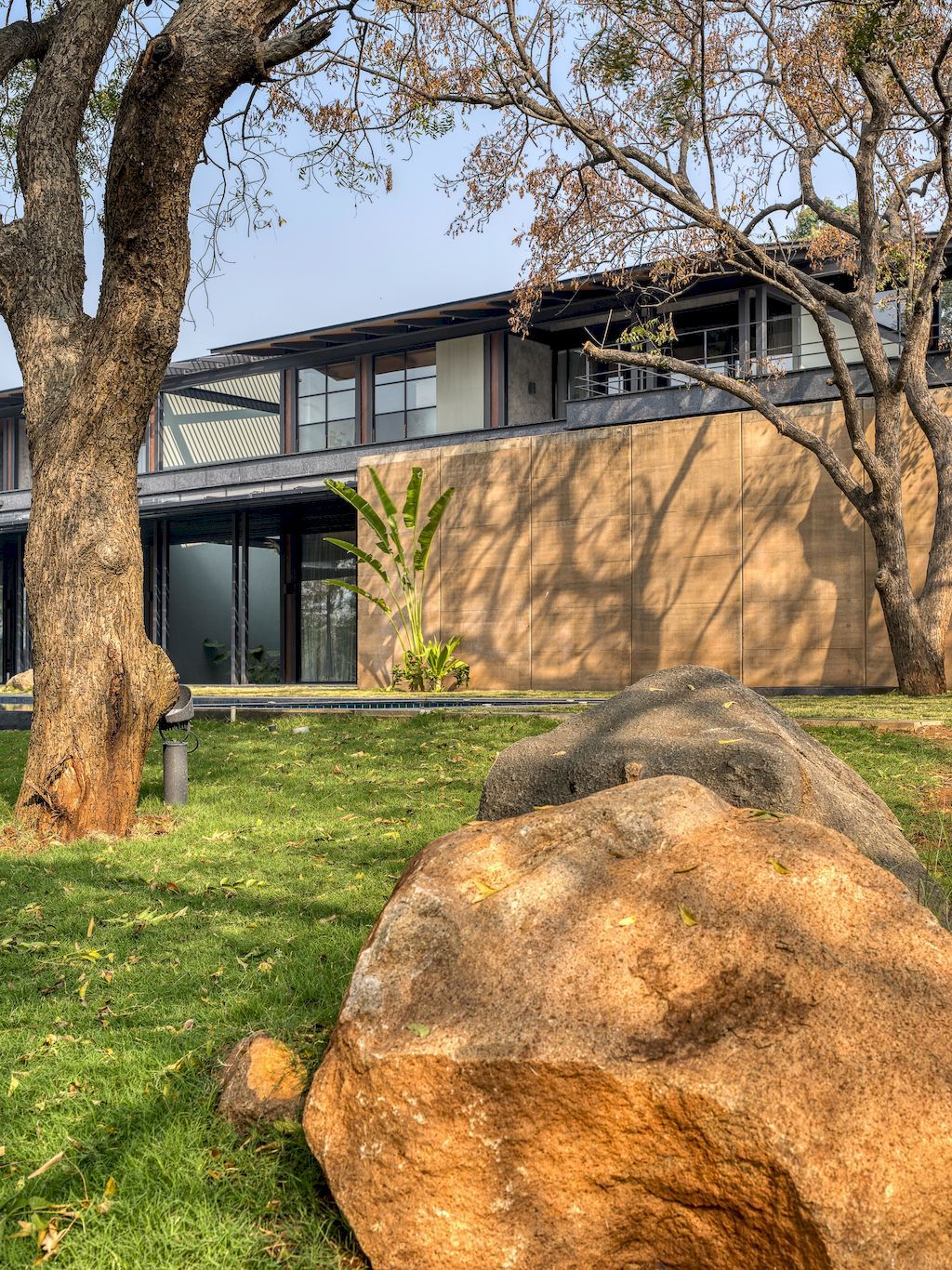 Lake Shore House on beautiful Lakeshore site by Spasm Design Architects