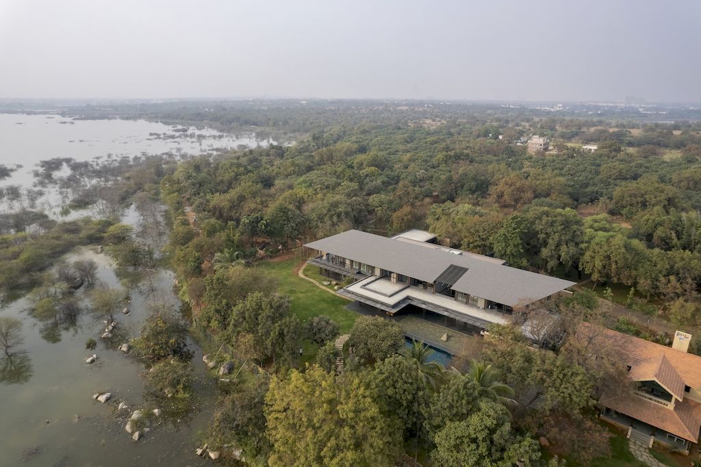 Lake Shore House on beautiful Lakeshore site by Spasm Design Architects