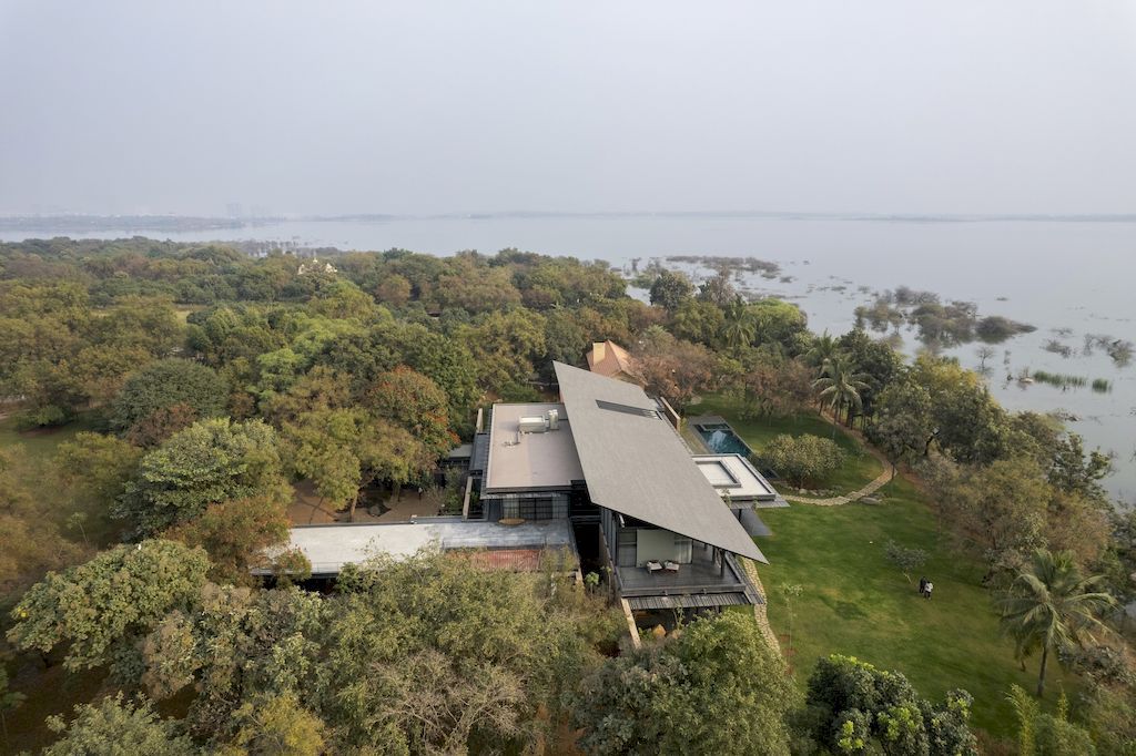 Lake Shore House on beautiful Lakeshore site by Spasm Design Architects